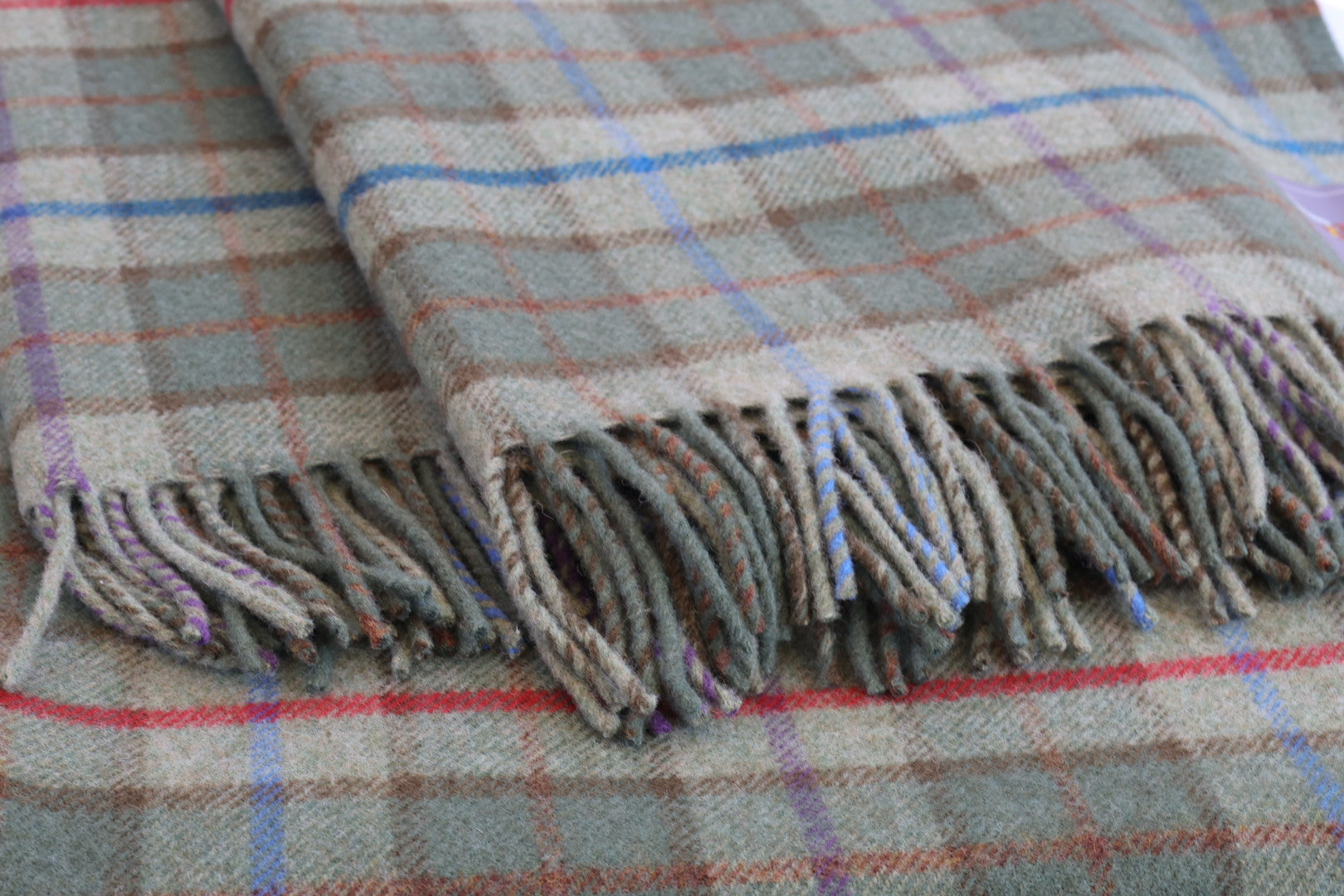 Schottische Lammwoll-Wolldecke Ben Nevis gefaltet – Tartan Karo in Grün mit Frasen