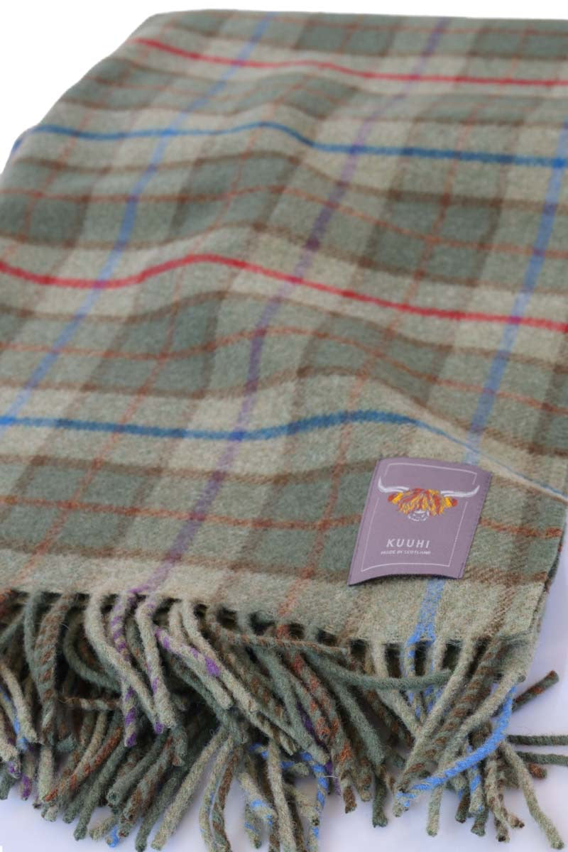 Schottische Lammwoll-Wolldecke Ben Nevis gefaltet – Tartan Karo in Grün mit Frasen liegen