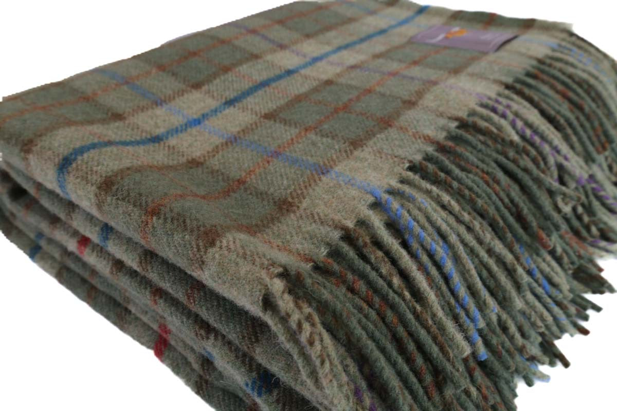 Schottische Lammwoll-Wolldecke Ben Nevis gefaltet – Tartan Karo in Grün mit Frasen seitlich