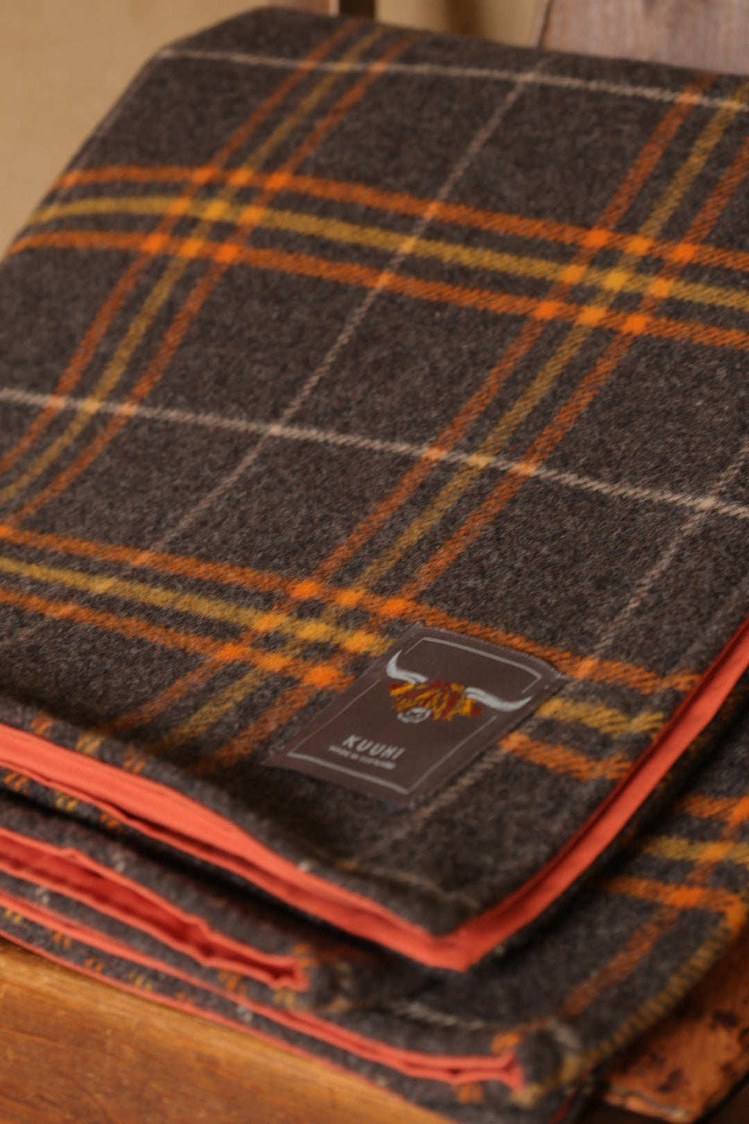 Schottische Tartan Picknickdecke Dunoon — Grau, Orange und Gelb, 100 % Lammwolle, hergestellt in Schottland von Kuuhi