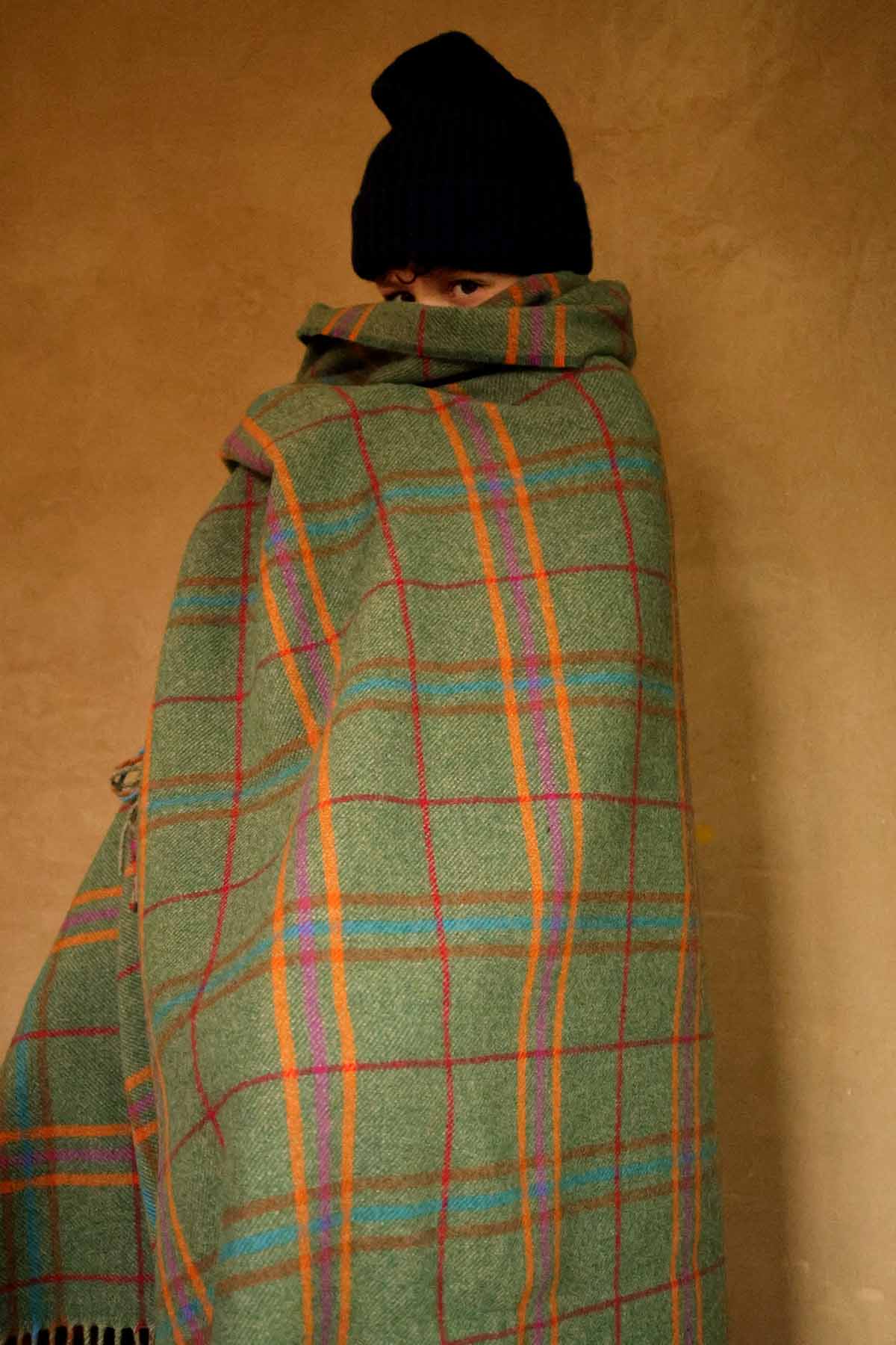 Schottische Tartan Wolldecke Ailsa Craig von Kuuhi – kräftiges Grün mit Rost, Rot und Blau, aus 100 % Lammwolle gewebt in Schottland