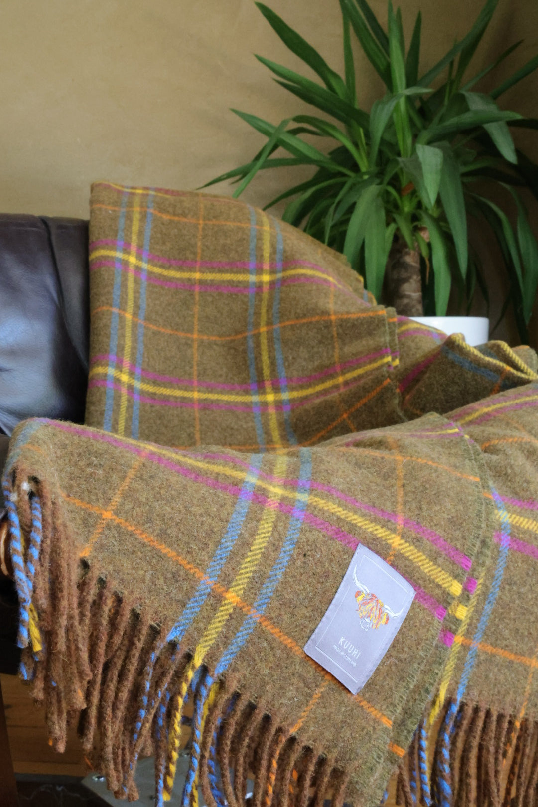 Schottische Tartan Wolldecke Cairngorm — warmes Braun-Beige mit Pink-, Gelb- und Blaustreifen, 100 % Lammwolle mit Lavendelduft, hergestellt in Schottland von Kuuhi