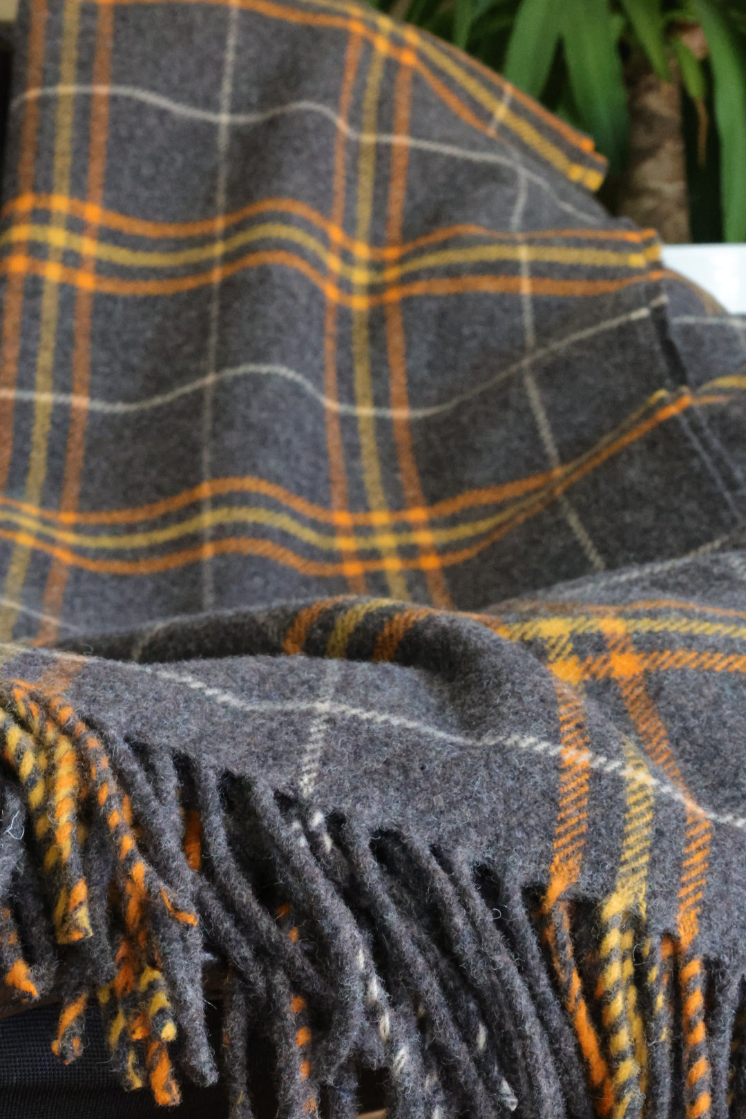 Schottische Tartan Wolldecke Dunoon — Grau, Orange und Gelb, 100 % Lammwolle mit Lavendelduft, gewebt in Schottland von Kuuhi