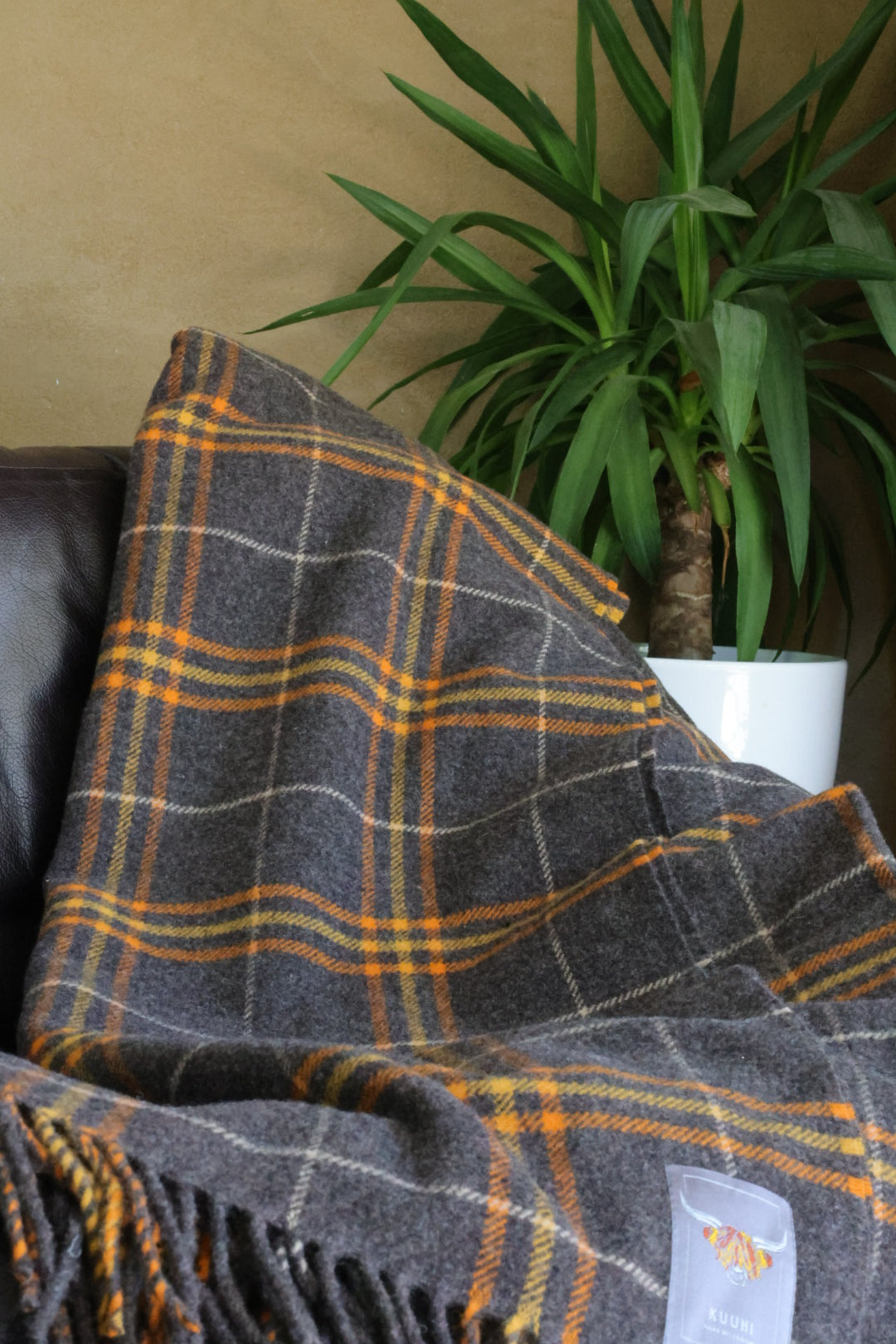 Schottische Tartan Wolldecke Dunoon auf Sessel drapiert — 180 × 150 cm Lammwolle mit Lavendelduft