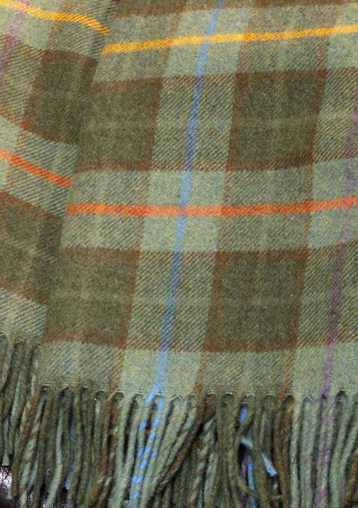 Schottische Tartan Wolldecke Melrose Abbey — Grün, Orange, Lila und Blau, 100 % Lammwolle mit Lavendelduft, handgewebt in Schottland von Kuuhi