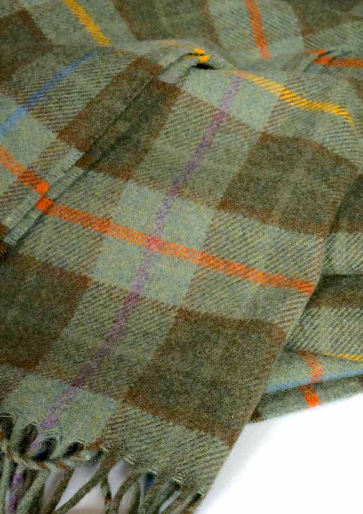 Seitenansicht der Melrose Abbey Tartan Wolldecke — grünes Karomuster mit orangen und lila Streifen, Kuuhi Scotland