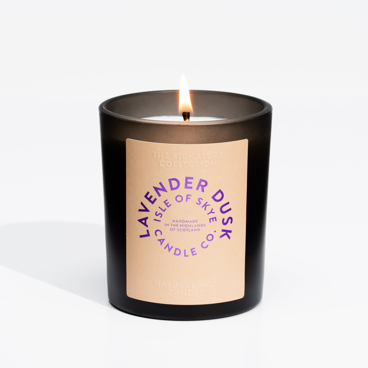 Isle of Skye Candles Lavender Dusk Duftkerze im schwarzen Tumbler – Stimmungsbild