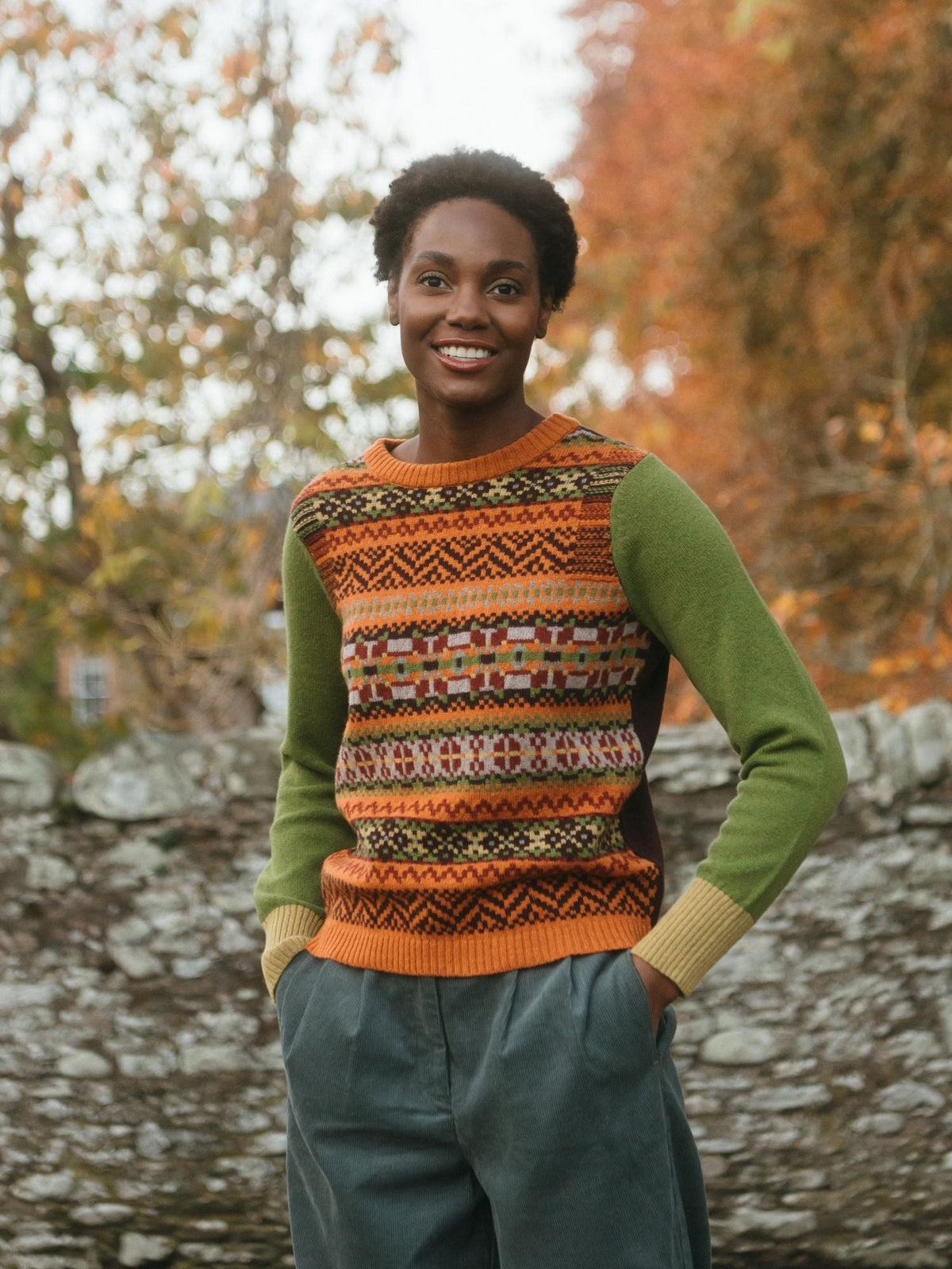 Eribé Stobo Graffiti Pullover Coorie Grün Orange getragen — wendbarer Fair-Isle-Pullover, Merino-Lammwolle