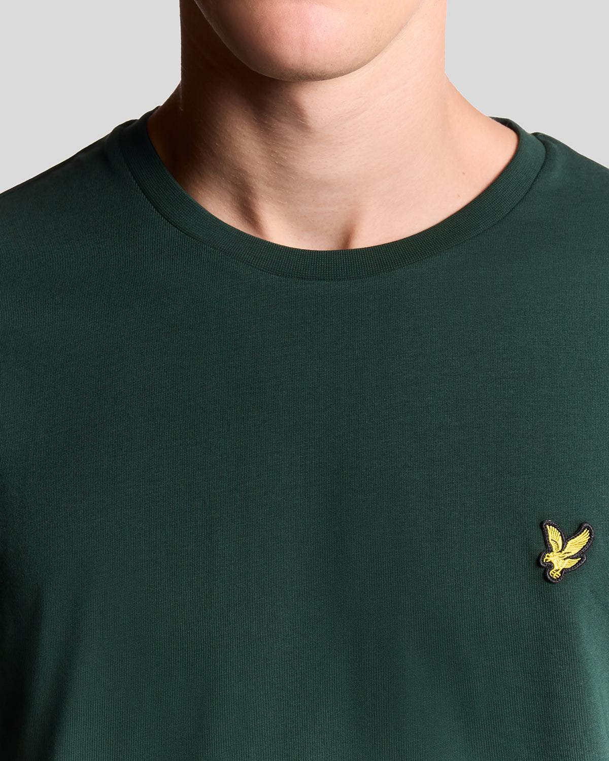 Lyle & Scott Herren T-Shirt Rundhals Dark Green — Detailansicht goldene Adler-Stickerei