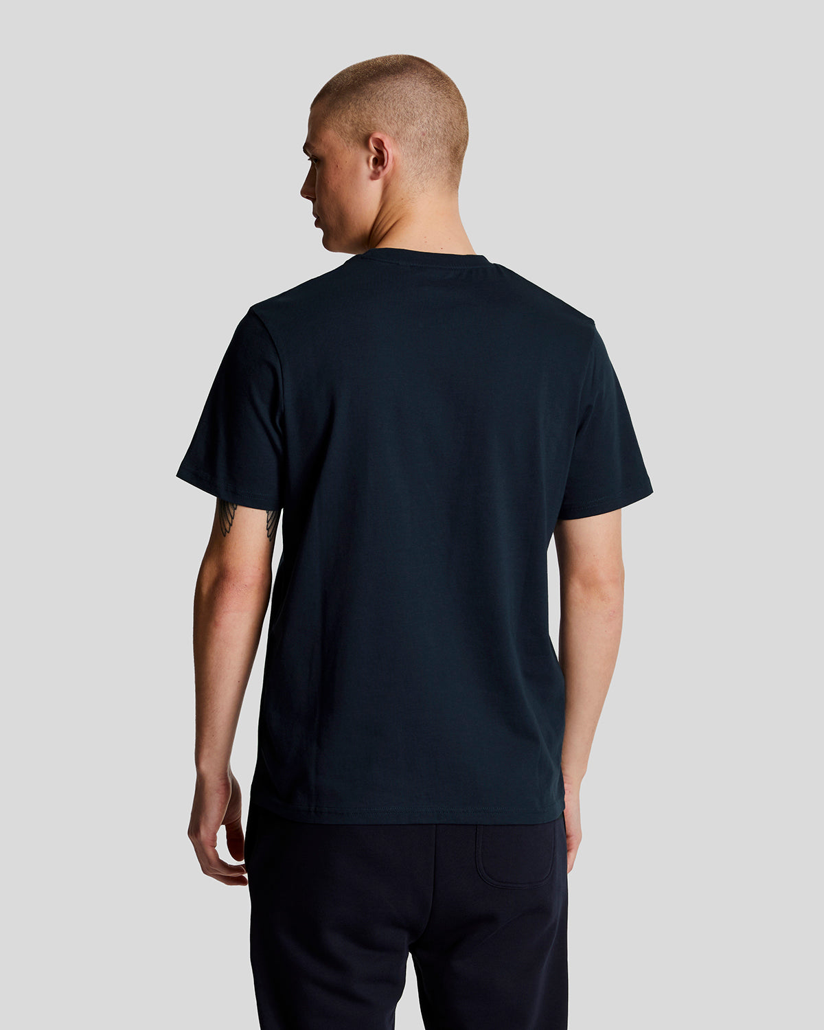 Lyle & Scott Herren T-Shirt Rundhals Navy — Detailansicht goldene Adler-Stickerei