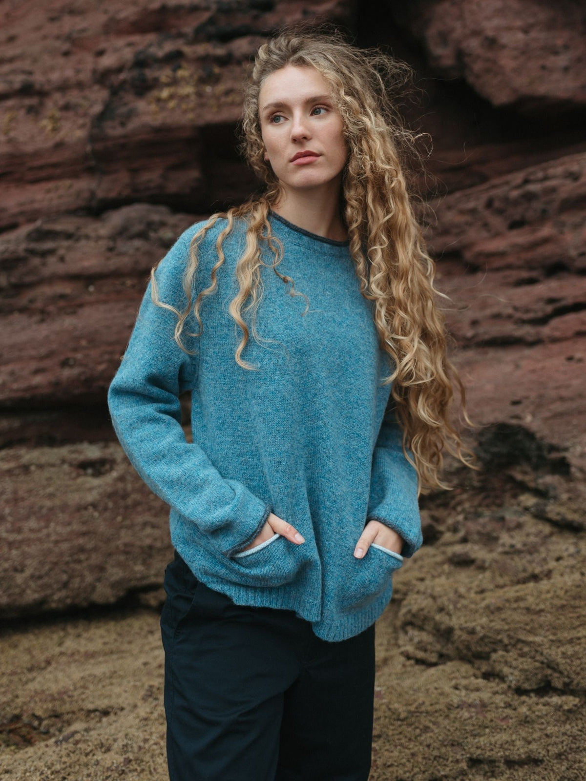 Eribé Damen Tweed Nep Pullover Delphinium — getragen, kastiger Schnitt mit Vordertaschen