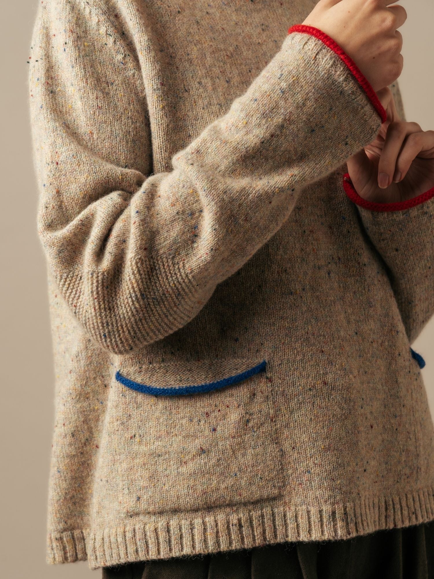 Eribé Damen Tweed Nep Pullover Sand — Detailansicht Ellenbogenpatch und Rollbündchen