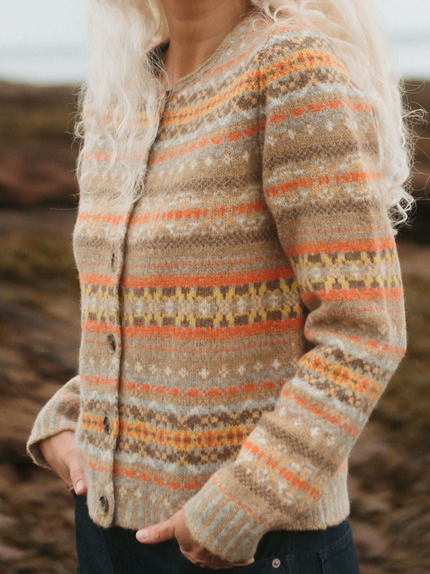 Eribé Westray Huntley Fair-Isle-Muster Nahaufnahme Hornknöpfe Shetlandwolle