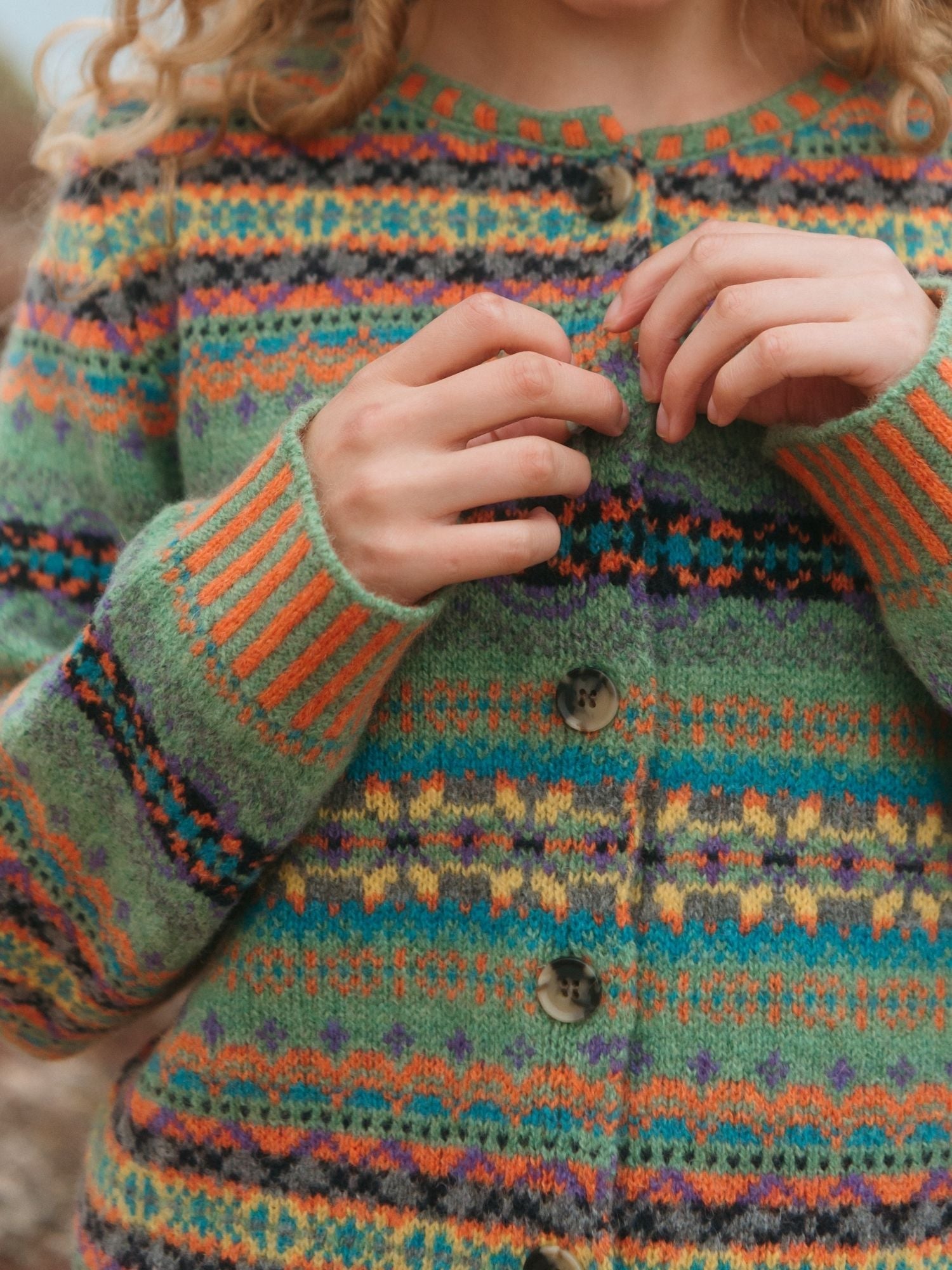 Eribé Westray MacDuff Fair-Isle-Muster Nahaufnahme Hornknöpfe Shetlandwolle