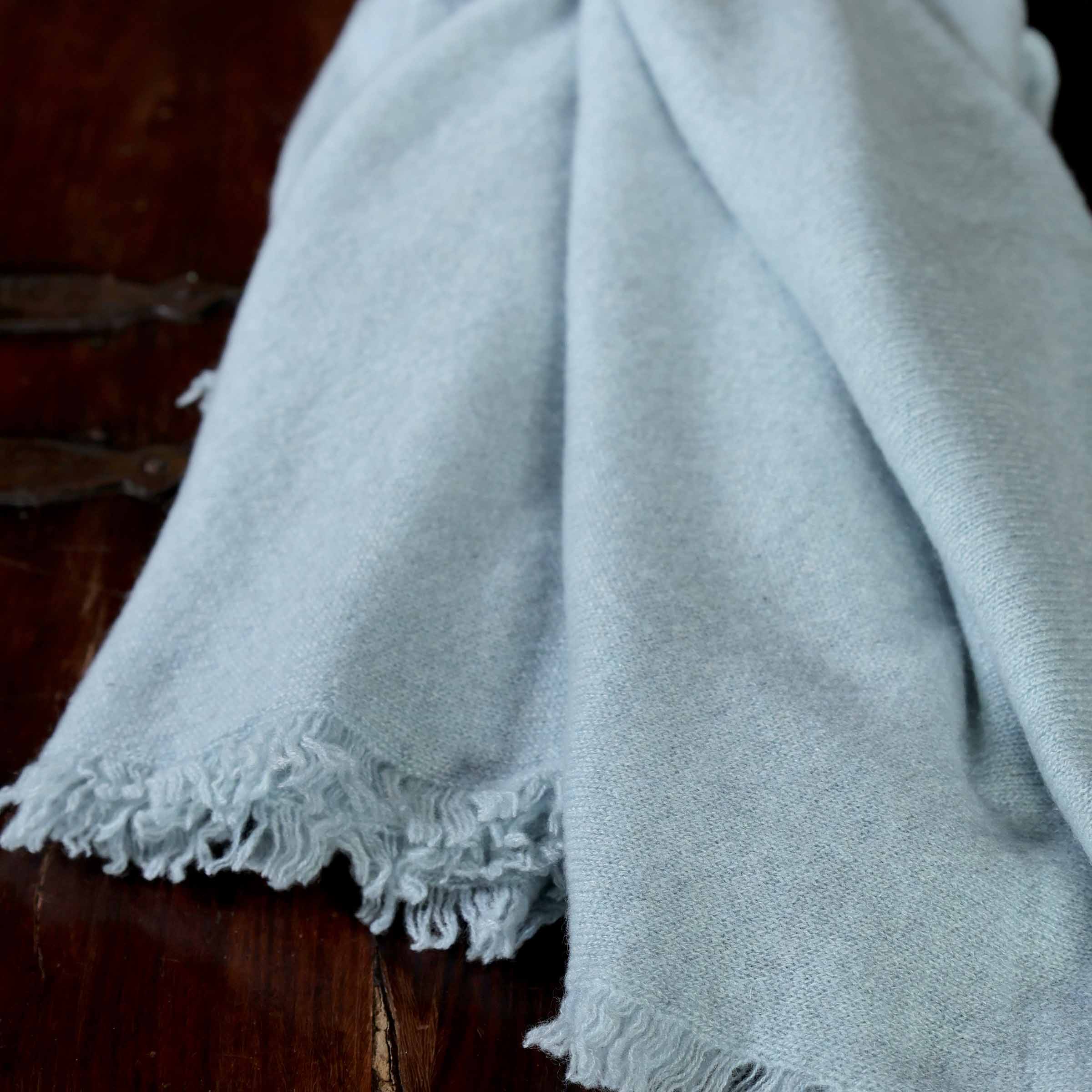 William Lockie Kaschmir Stola Silber Blau — flach ausgelegt, feine Strickstruktur, 100% Kaschmir