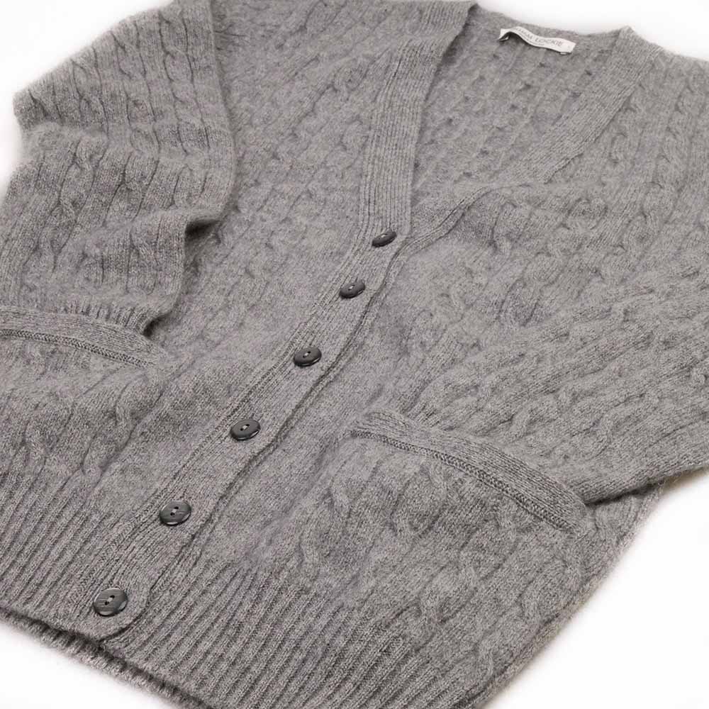 William Lockie Damen Zopfmuster Strickjacke Silber Grau — Gesamtansicht mit Taschen, 75% Geelong 25% Angora, Made in Scotland seit 1874