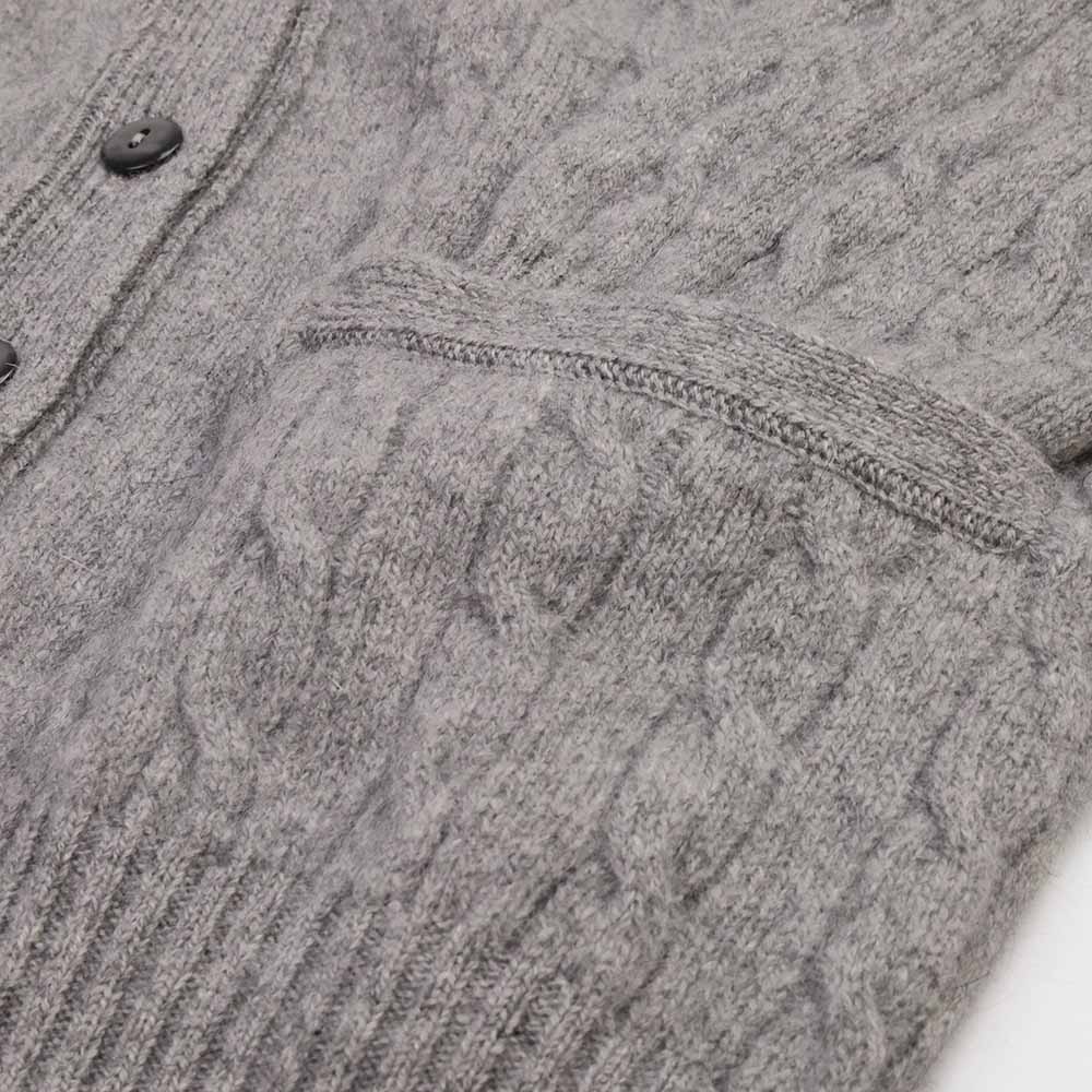 William Lockie Zopfmuster Strickjacke Silber Grau — Taschen detail, Zopfmuster und gerippter Ausschnitt, Angora-Halo sichtbar