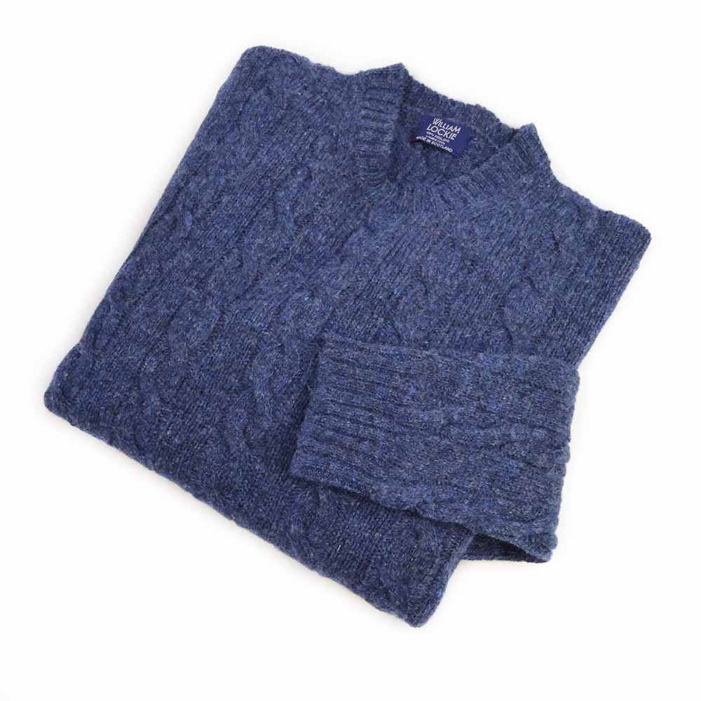William Lockie Herren Supersoft Lammwolle Pullover Denim — Zopfmuster Crew Neck, Sattelschulter, schieferblauer Farbton, exklusiv für The Scottish Shop, Made in Scotland seit 1874