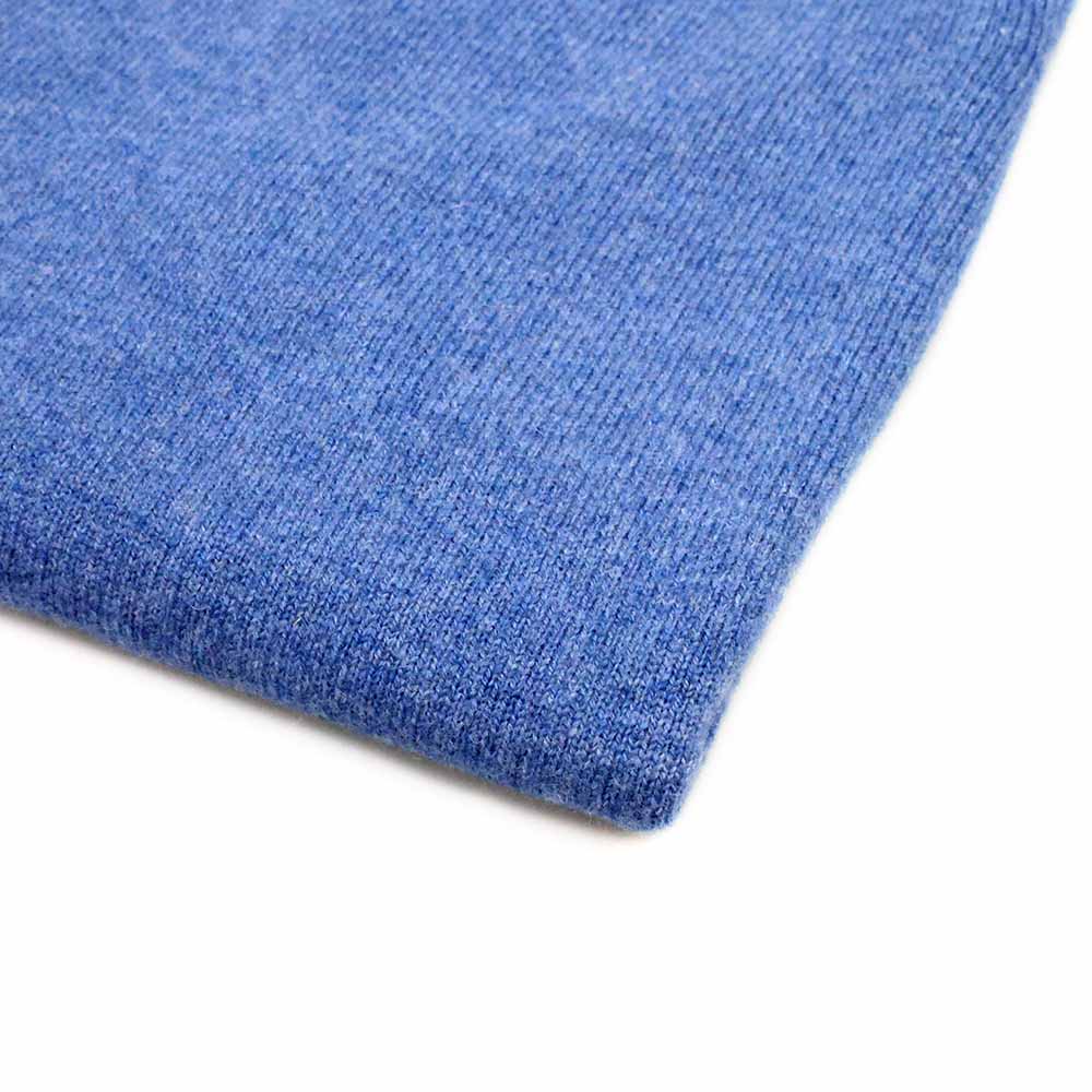 William Lockie Leven Pullunder Jeans Blau — Nahaufnahme Geelong Lammwolle Strickmuster, feine 2-fädige Webstruktur Made in Scotland