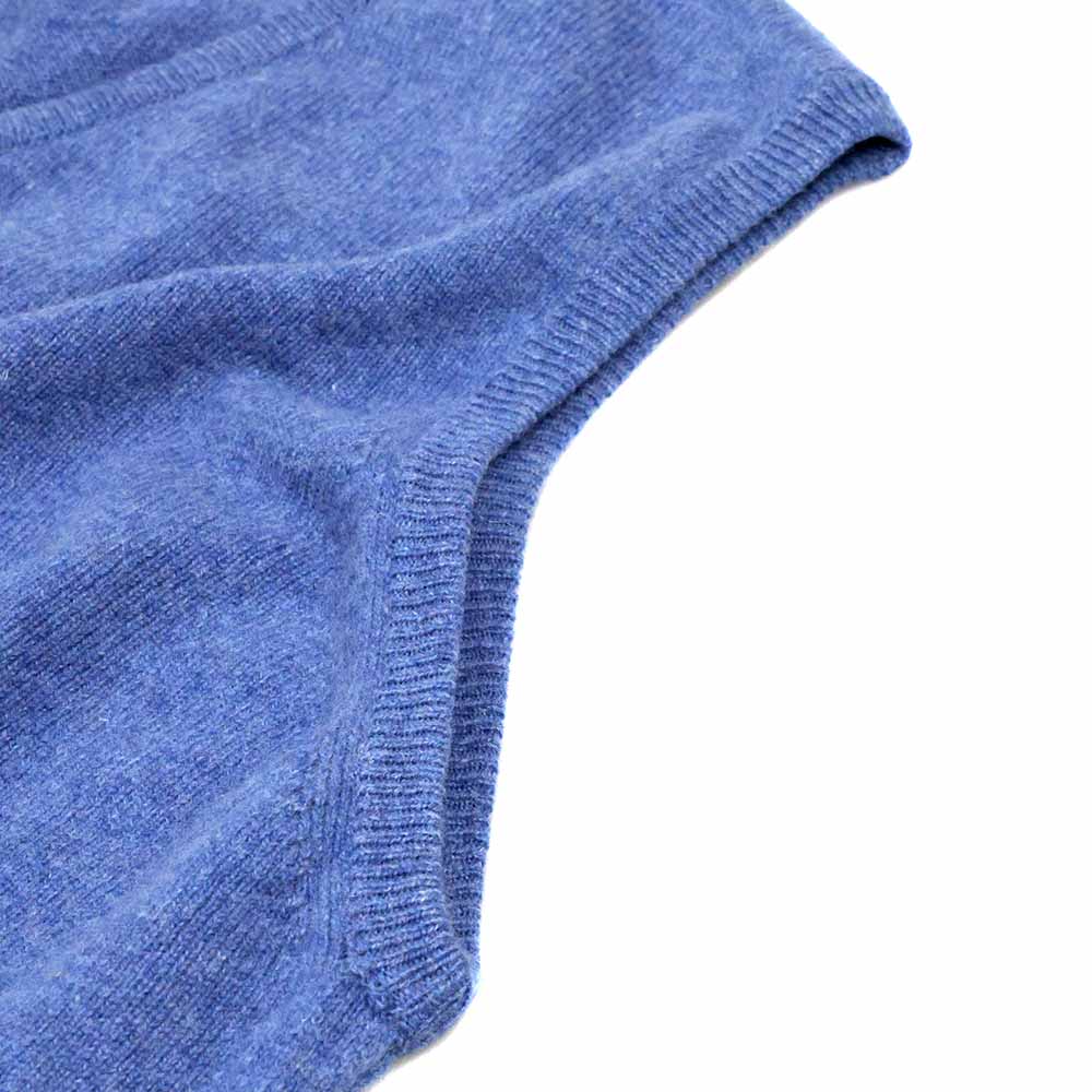 William Lockie Leven Pullunder Jeans Blau — getragen, ärmellose Silhouette und Ripparmausschnitt, klassischer Layering-Look