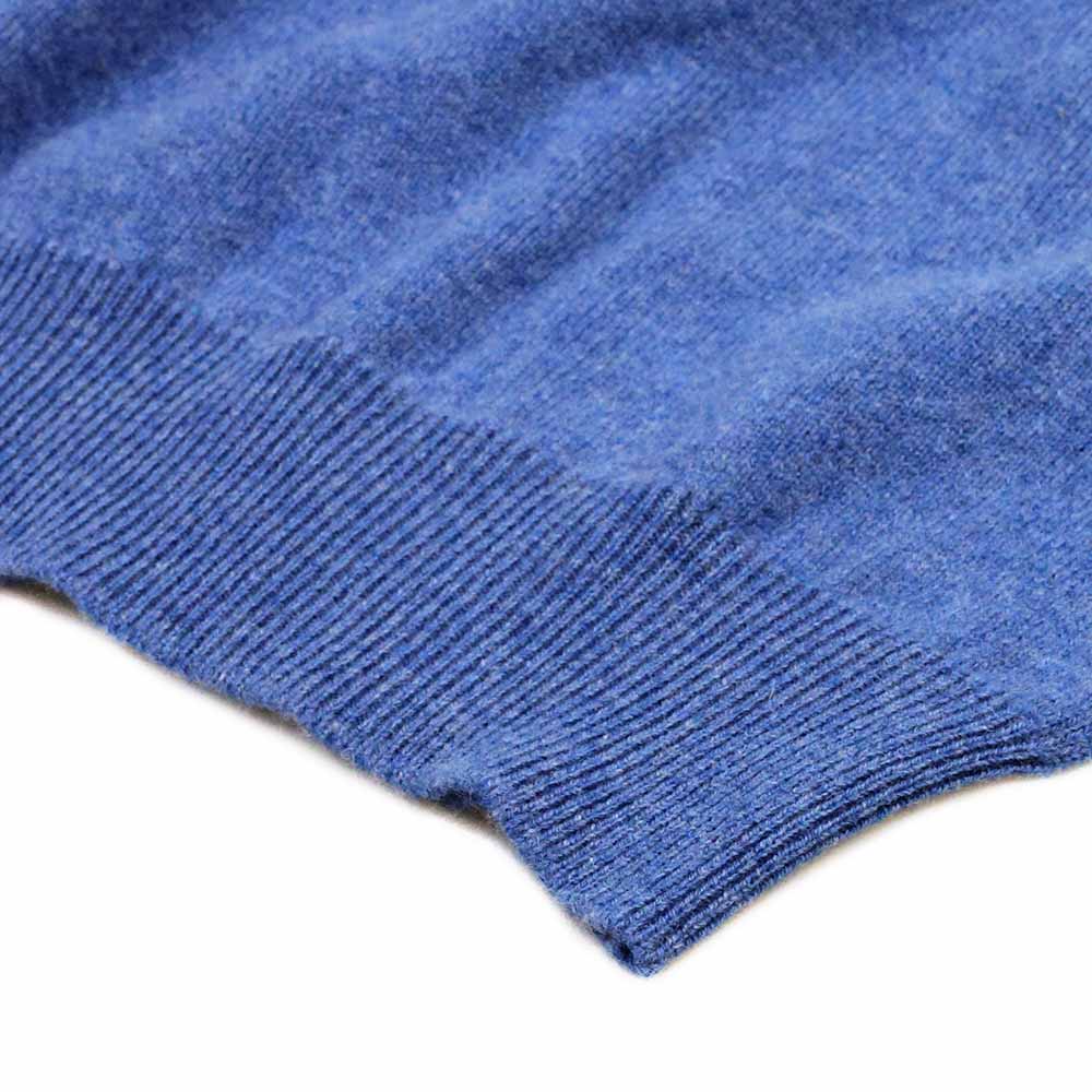 William Lockie Leven Pullunder Jeans Blau — Taillendetail, gerippter Saum, 2-fädig Geelong Lammwolle Textur