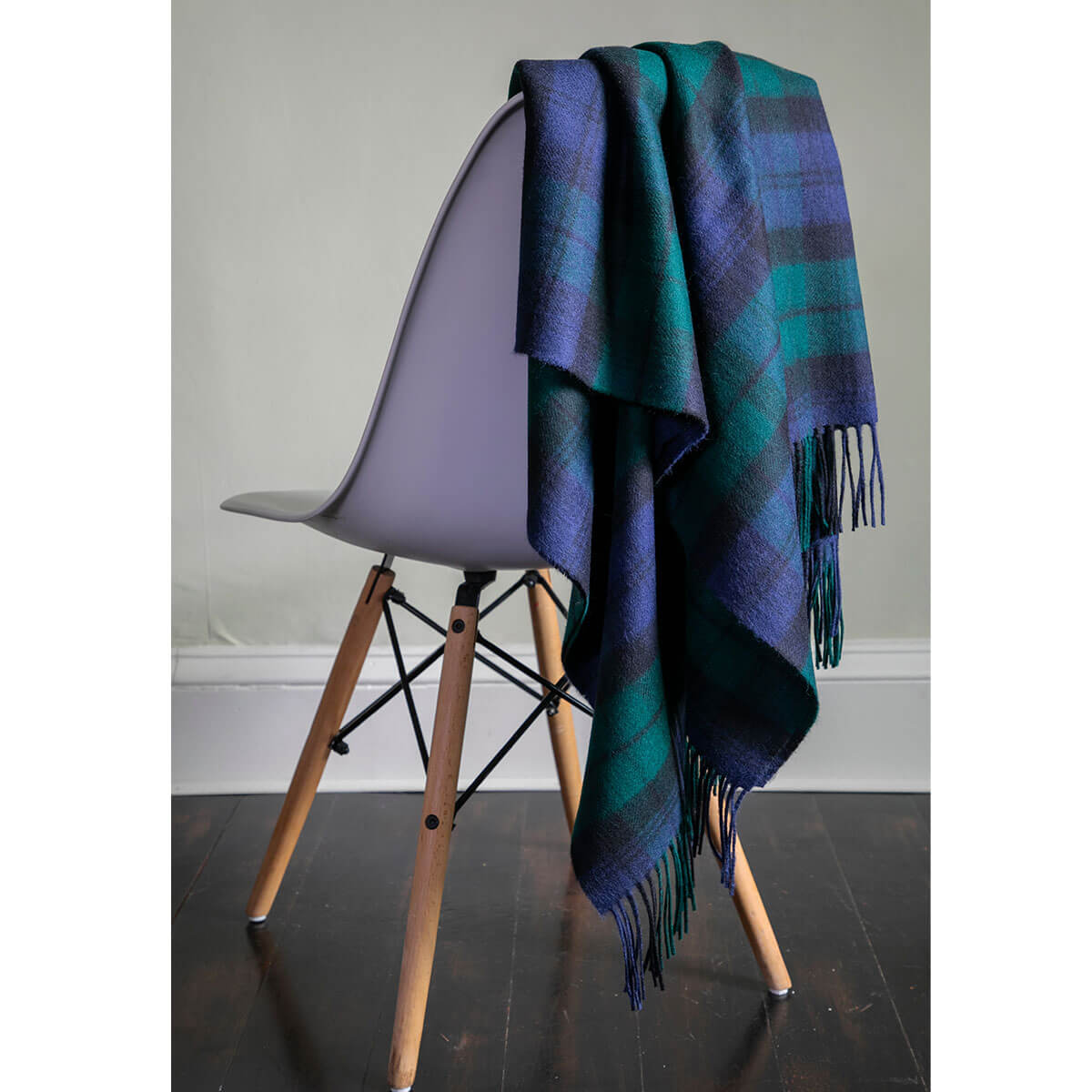 Lochcarron Wolldecke Black Watch Modern Tartan, 100% Lammwolle, Made in Scotland – Rückansicht