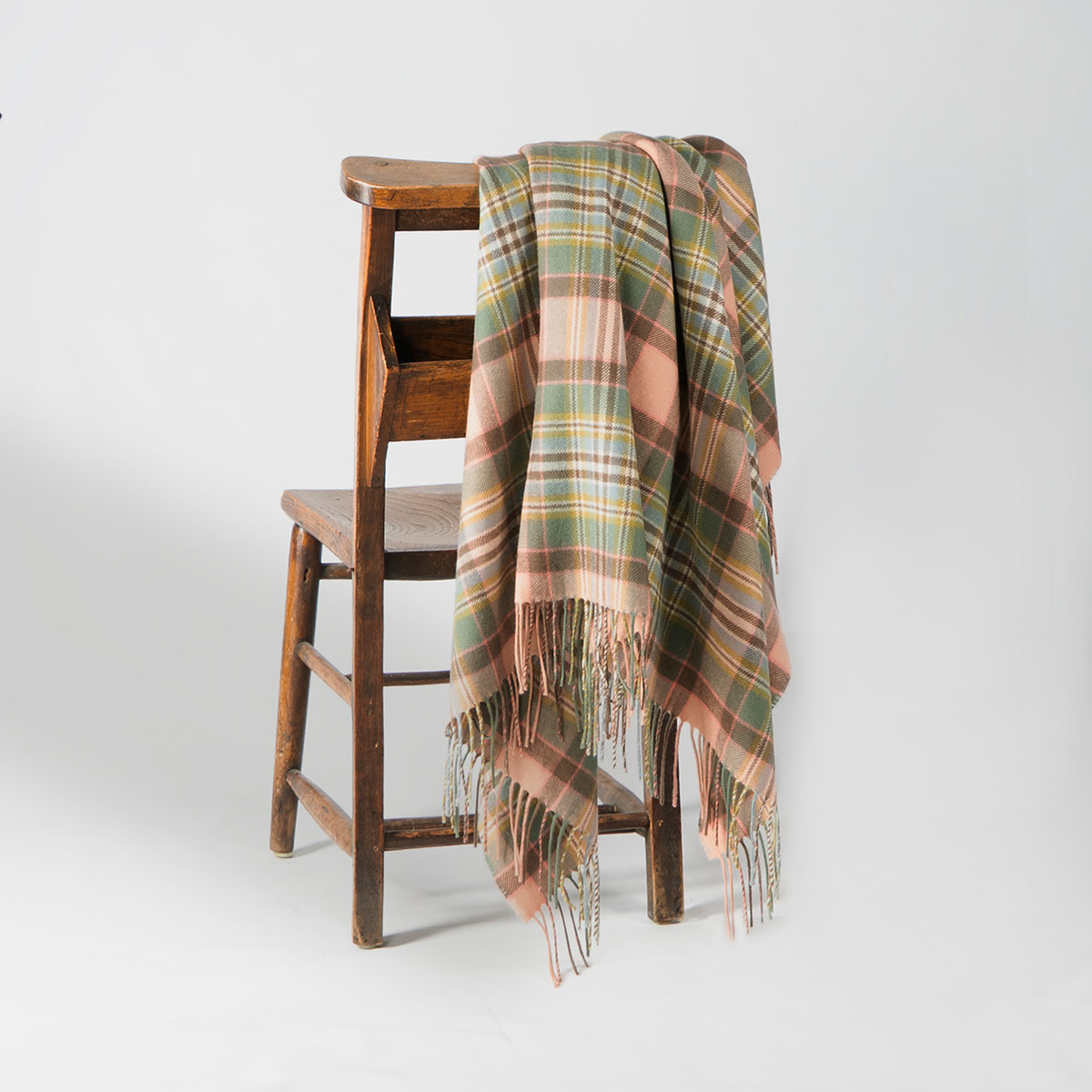 Lochcarron Wolldecke Dundee Rose Tartan – Lifestyle-Aufnahme