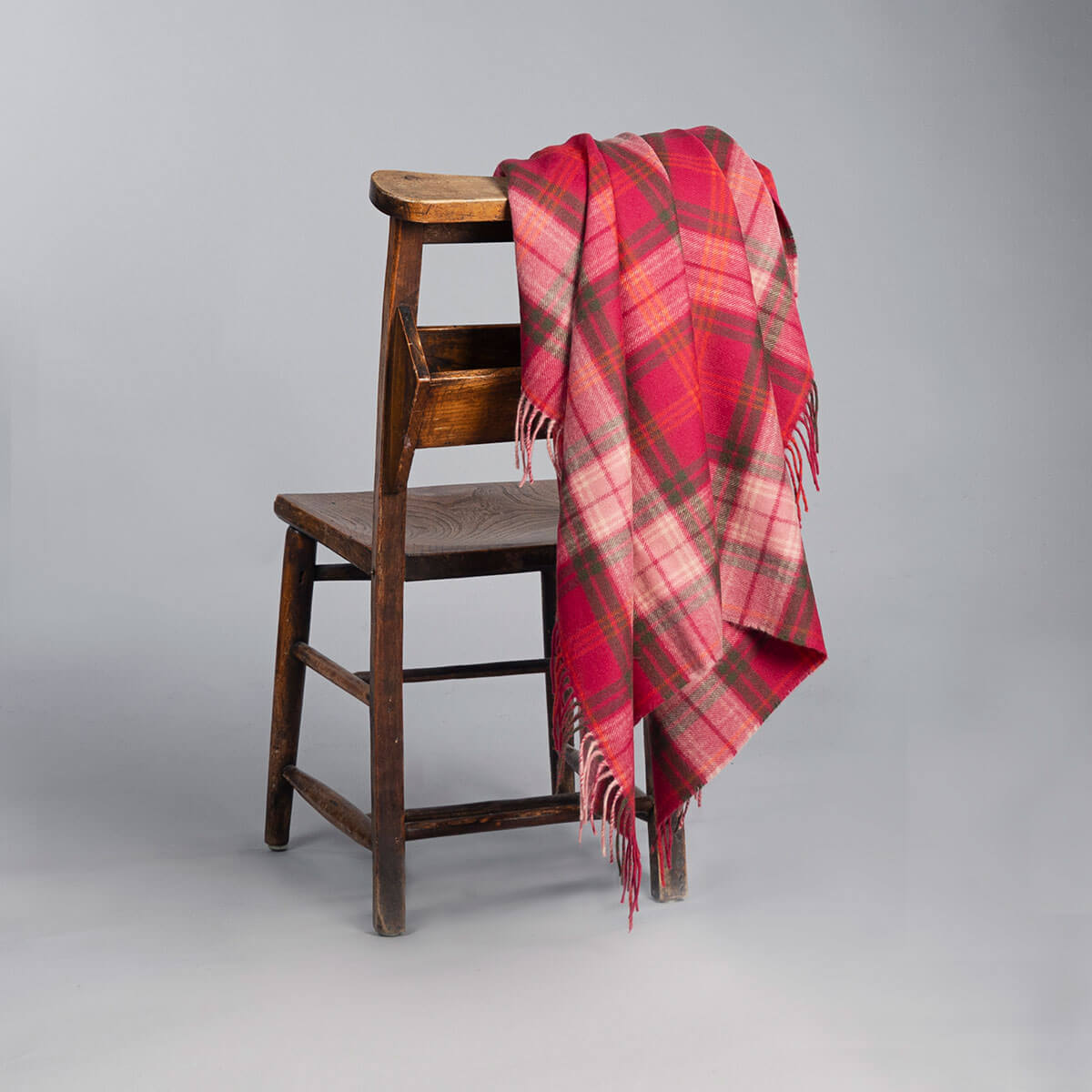 Lochcarron Wolldecke Hunting Rose Tartan – Lifestyle-Aufnahme