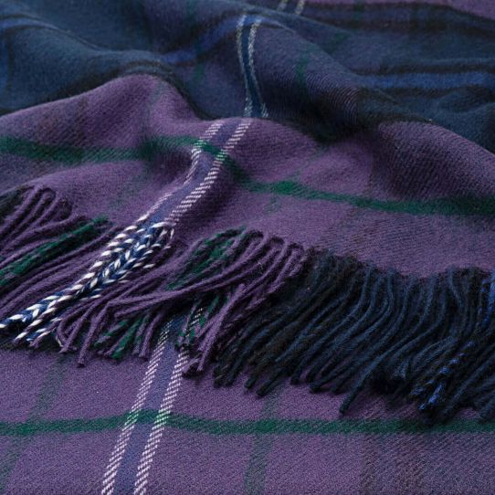 Lochcarron Scotland Forever Modern Tartan Wolldecke — Nahaufnahme Tartanmuster, Lila und Marine mit Blau, Grün und Weiß
