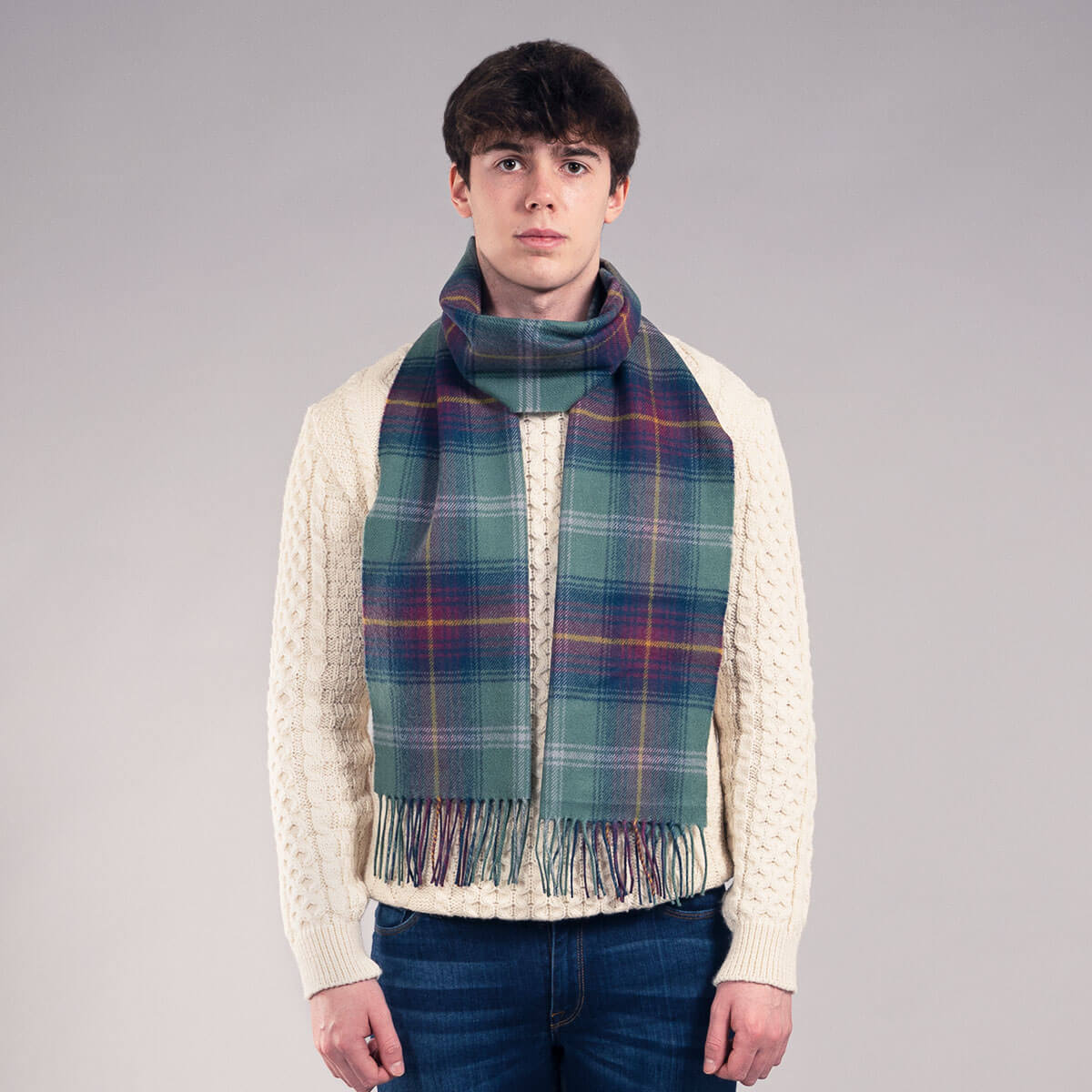 Hame Tartan Lammwolle Schal von Lochcarron — Vorderansicht getragen