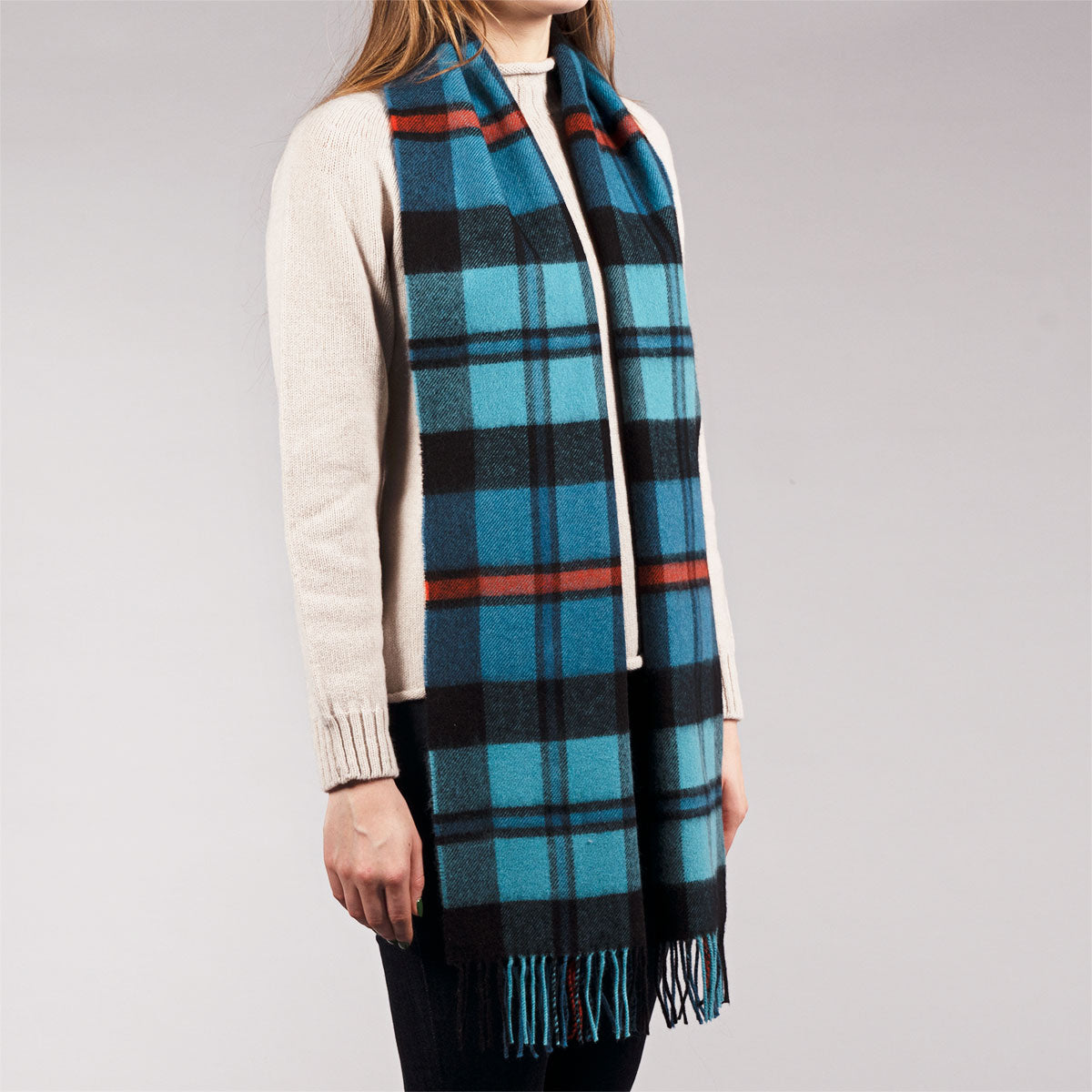 Lochcarron Lammwolle Schal MacCorquodale Ancient Tartan — Seitenansicht