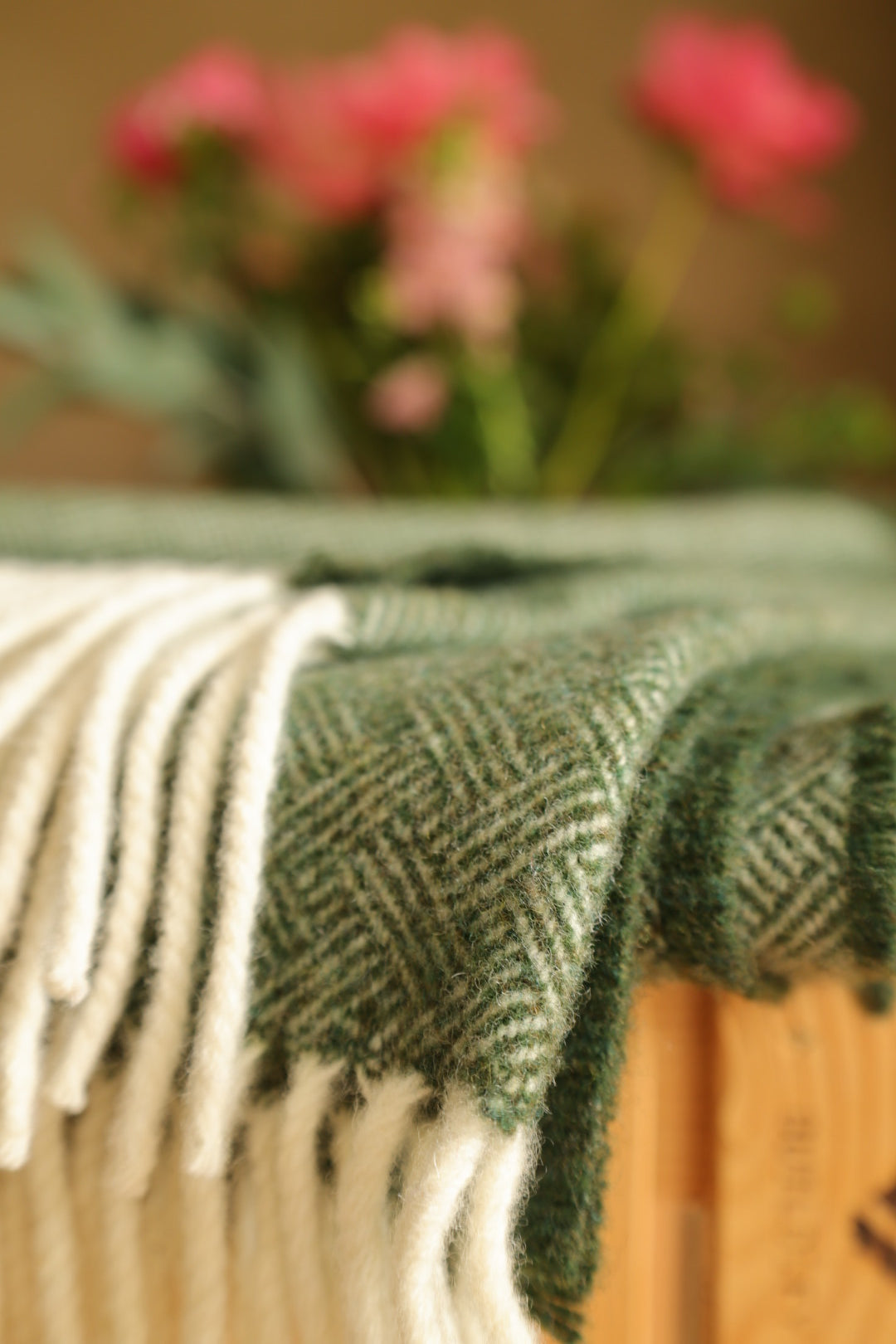 Cuddly blanket wool blanket green