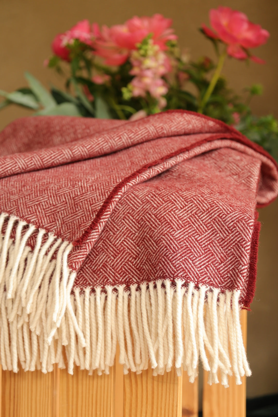 Cuddly blanket red | lambswool 180 x 150 cm
