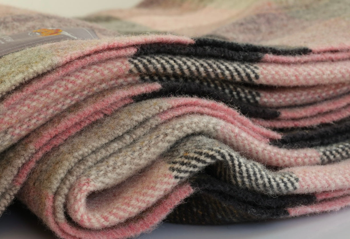 Farbiges Wolldecken Rosa mit Fransen