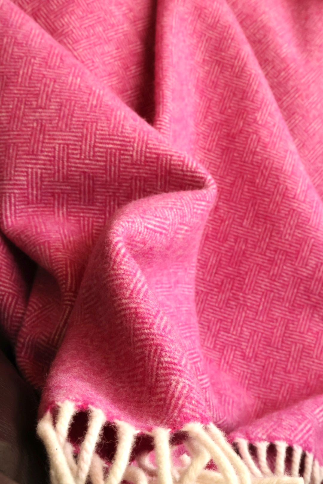 Cuddly blankets line pattern pink