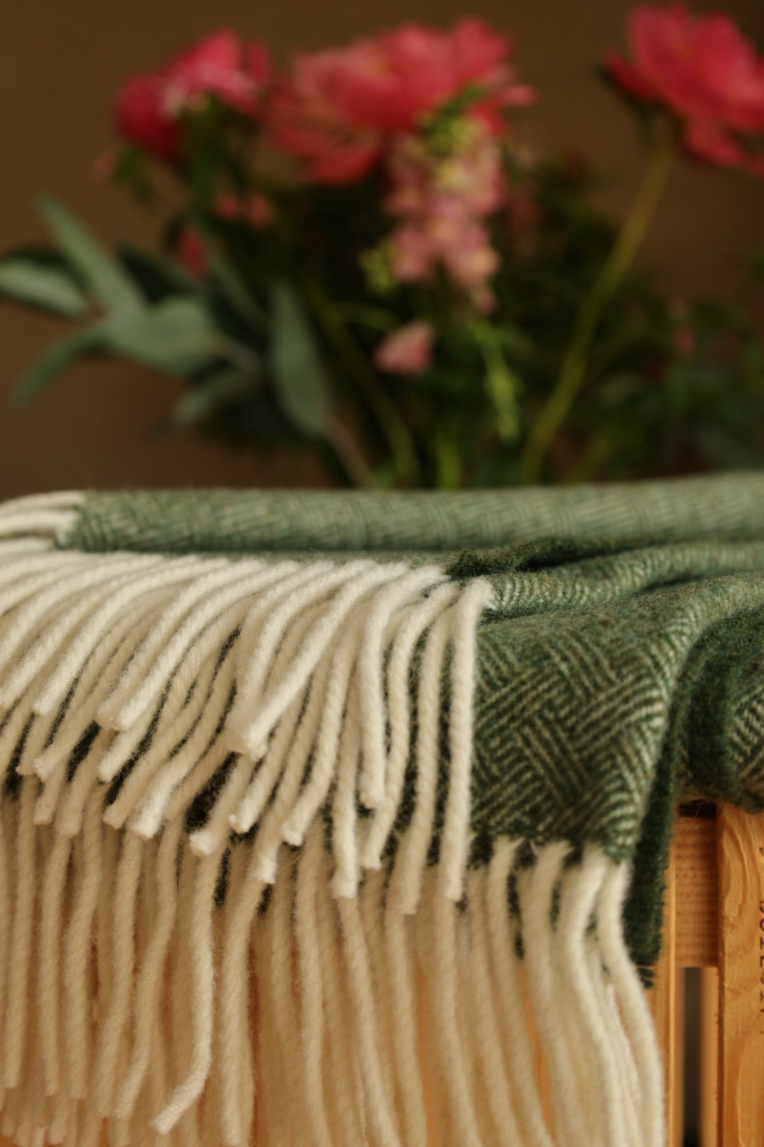Cuddly blanket wool blanket green