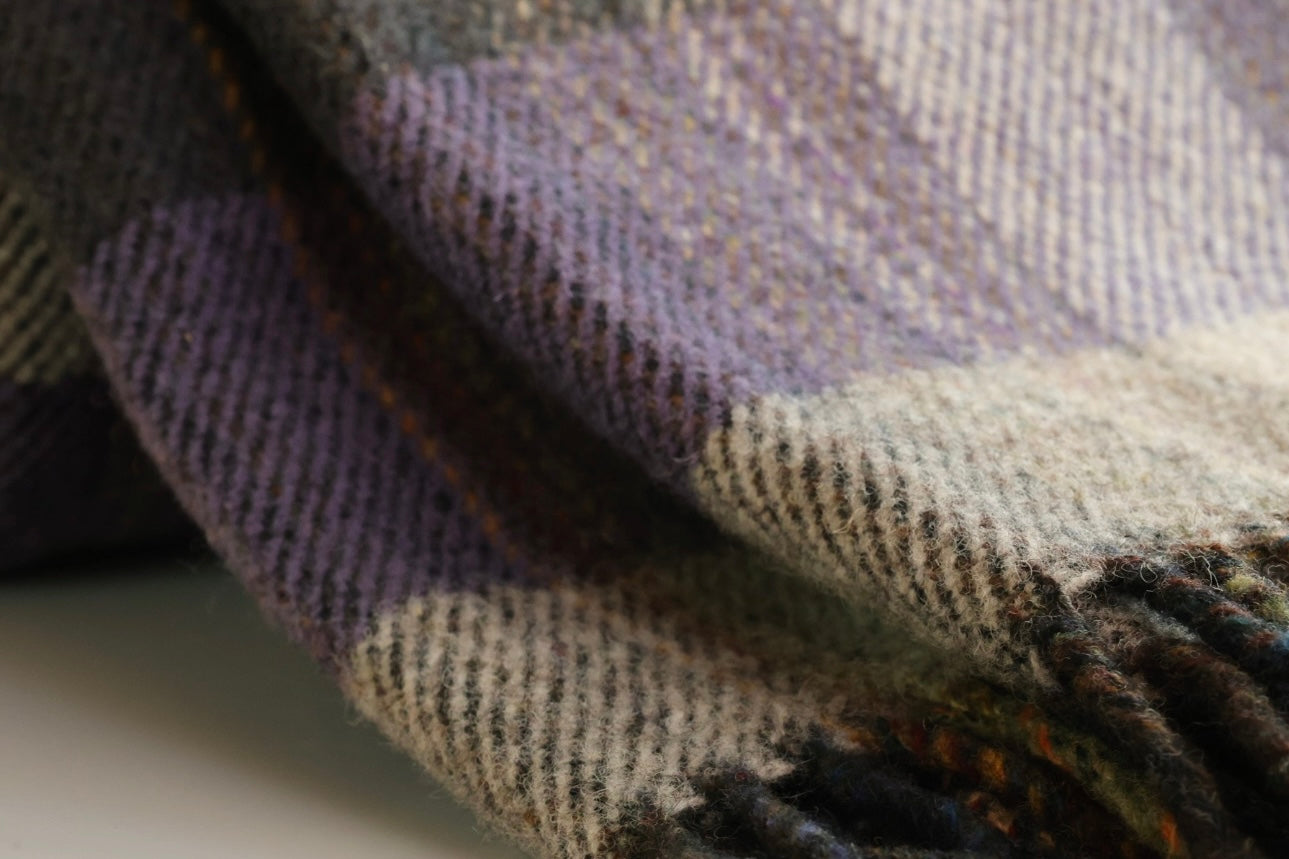 Coloured wool blanket purple with fringes