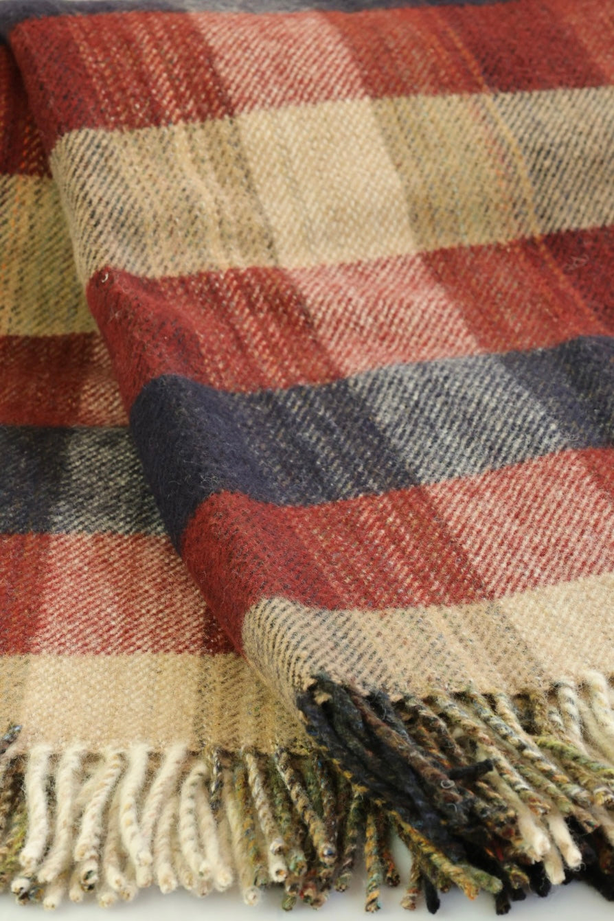 Coloured wool blanket red with fringes