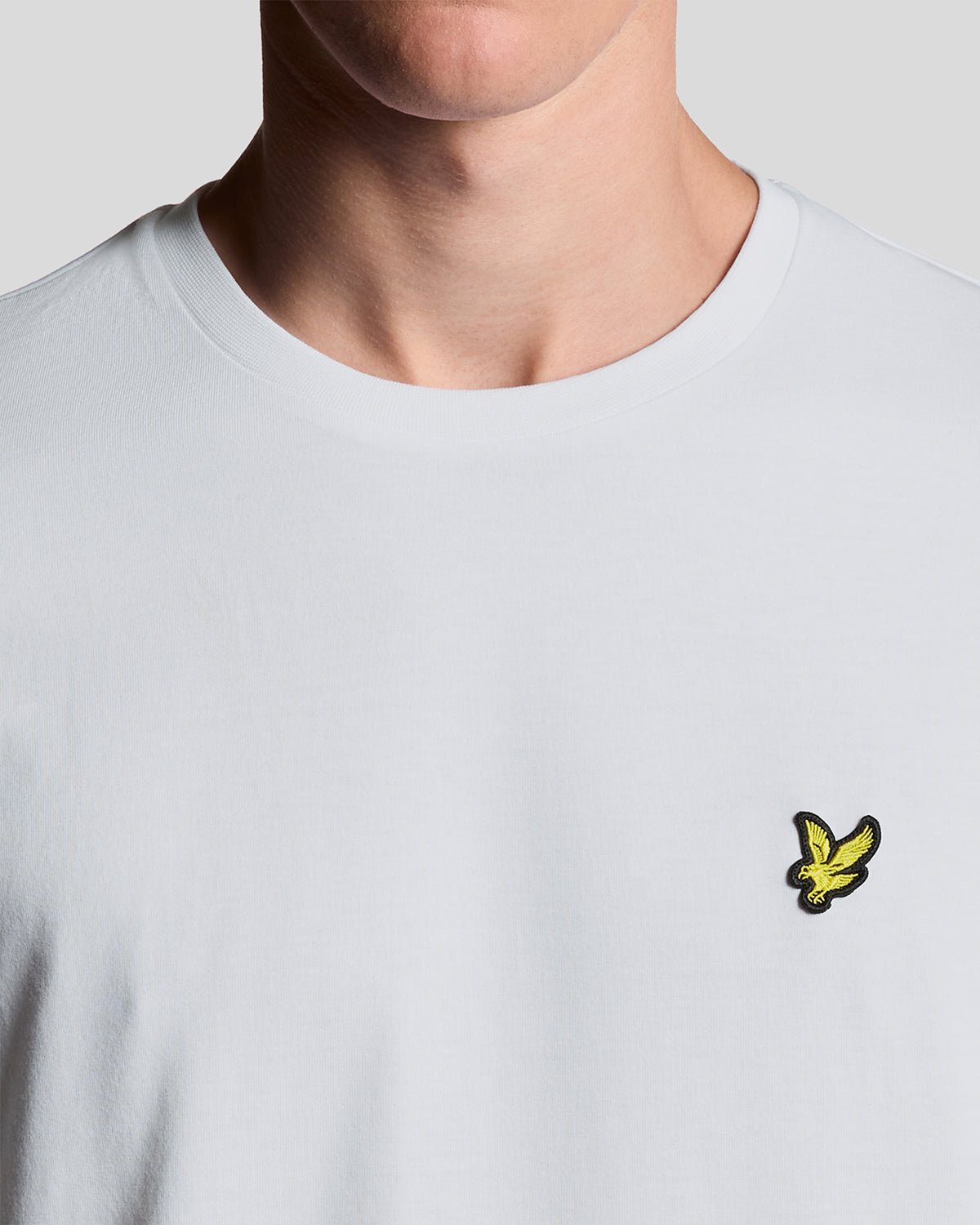 Lyle & Scott Herren T-Shirt Rundhals Weiß — Detailansicht goldene Adler-Stickerei