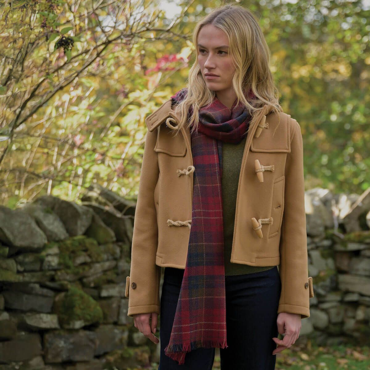 Lochcarron Wolle Kaschmir Stola Caledonia Ruby — Tartanmuster in der Gesamtansicht