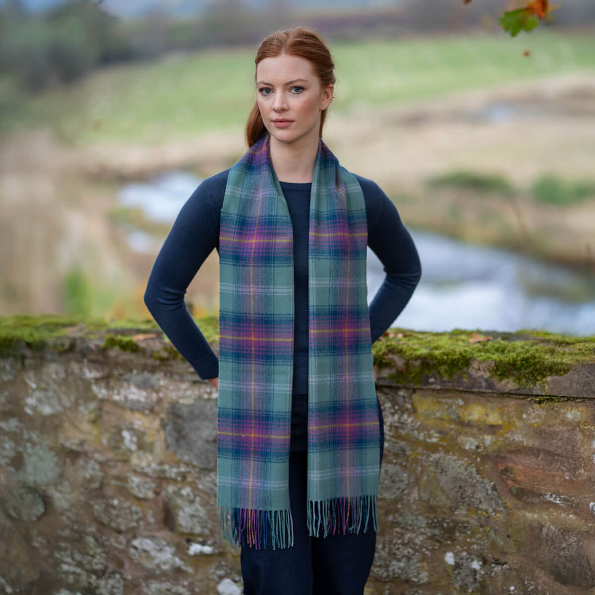 Lochcarron Lammwolle Schal Hame Tartan getragen in der schottischen Landschaft